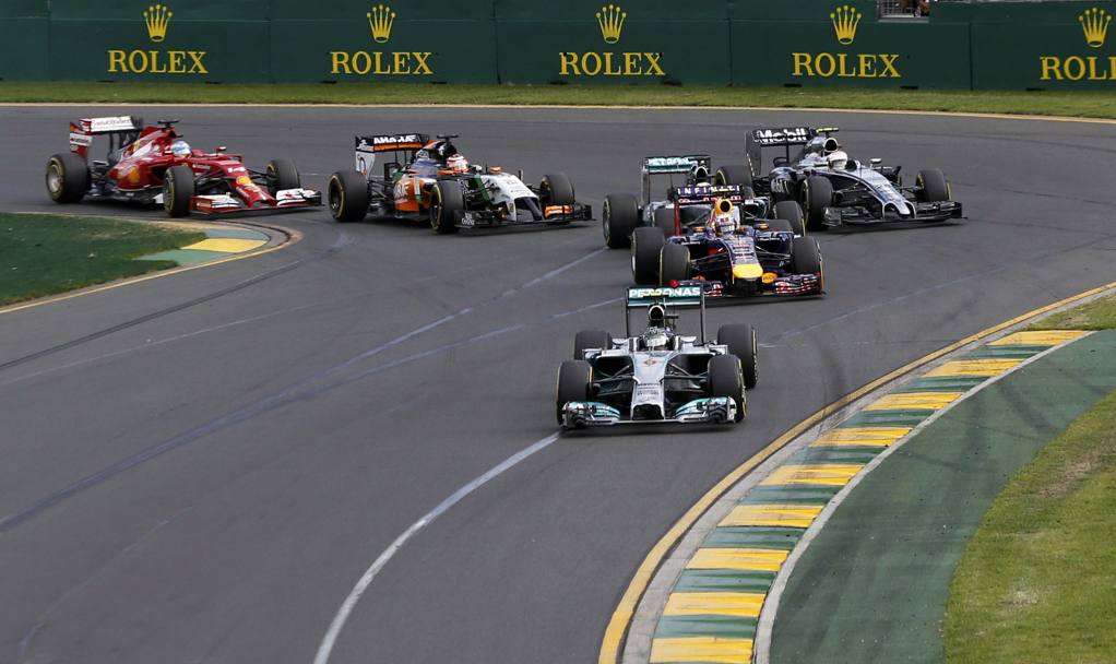 Alla prima curva Rosberg precede Ricciardo, Hamilton, Magnussen, Hulkenberg e Alonso. Reuters 